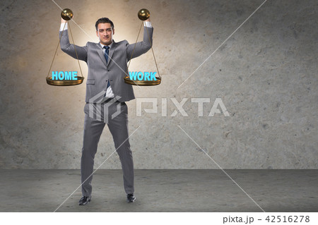 Businessman trying to find balance between home and work 42516278