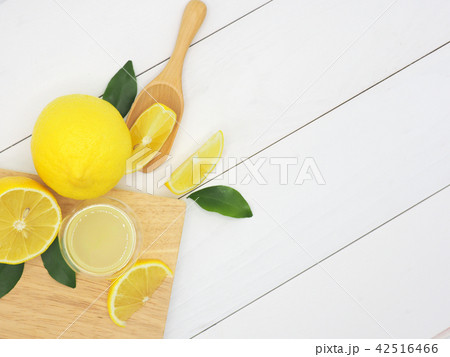 Fresh lemon juice in a small bowl and lemon slice Fresh lemon juice in a small bowl and lemon slice 42516466