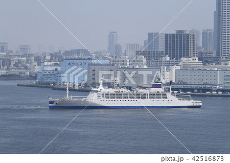 日本の東京都市景観 おがさわら丸 (画面奥は豊海町の倉庫群) =2018年7月24日撮影 日本の東京都市景観 おがさわら丸 (画面奥は豊海町の倉庫群) =2018年7月24日撮影 42516873