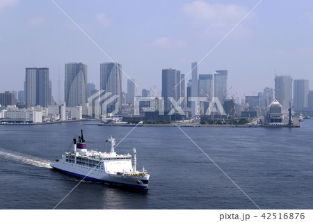 日本の東京都市景観 おがさわら丸 画面奥は五輪選手村など 2018年7月24日撮影の写真素材 42516876 Pixta