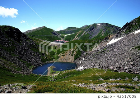 7月の乗鞍、魔王岳から見た亀ヶ池(撮影地:乗鞍、畳平 魔王岳) 7月の乗鞍、魔王岳から見た亀ヶ池(撮影地:乗鞍、畳平 魔王岳) 42517008
