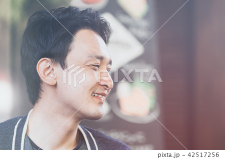 男性の横顔の写真素材
