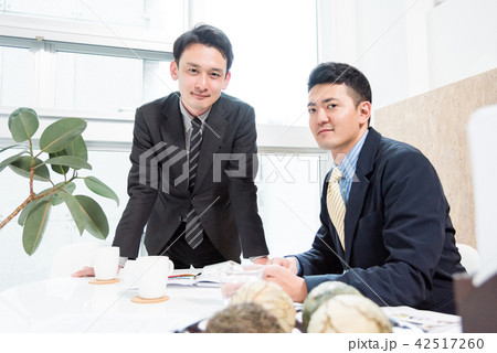 2人のビジネスマン（カメラ目線） 42517260