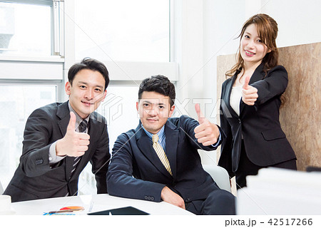 3人の仕事仲間でポーズ 3人の仕事仲間でポーズ 42517266