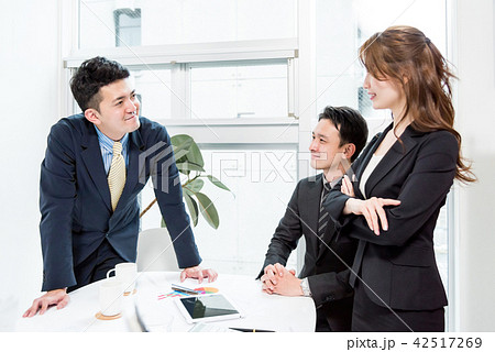 ビジネス状況・会議・ブレインストーミング ビジネス状況・会議・ブレインストーミング 42517269