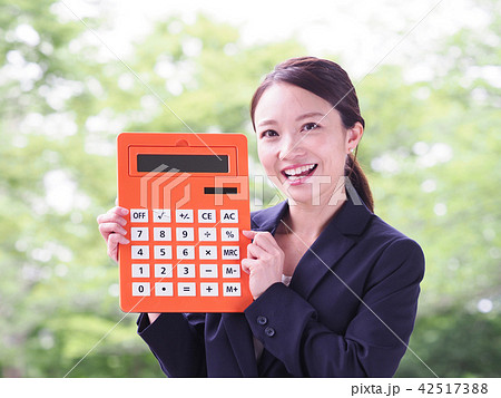 オレンジの電卓を持ったビジネスウーマン 42517388