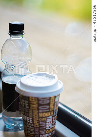 ミネラルウォーターとコーヒー 42517866