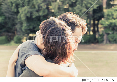 熱い抱擁 カップル 愛情表現 スキンシップ の写真素材
