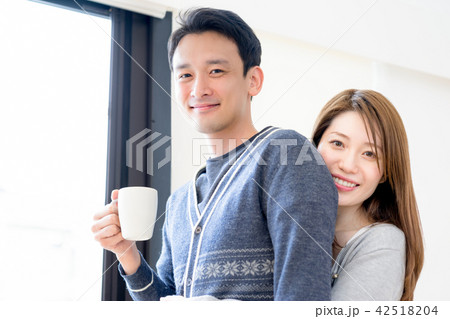 リビングで愛情表現をするカップルの写真素材