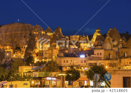 トルコ カッパドキア 夜のギョレメの街並みの写真素材