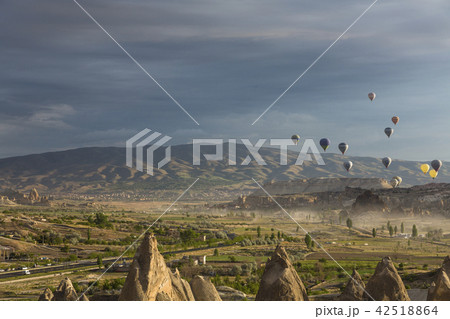 トルコ カッパドキア ギョレメ国立公園の空を飛ぶ熱気球の写真素材