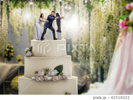 Bridal cake, bride and groom figurines on the top 42519322