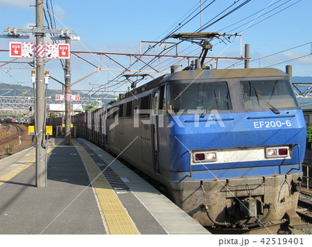 JR貨物 EF200-6号機 貨物列車 膳所駅通過 42519401