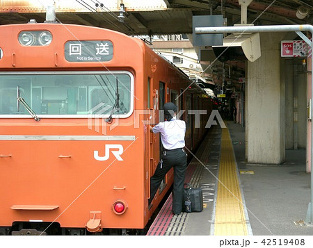 Jr西日本 103系 大阪環状線 天王寺止まり 回送幕 女性車掌さんの写真素材