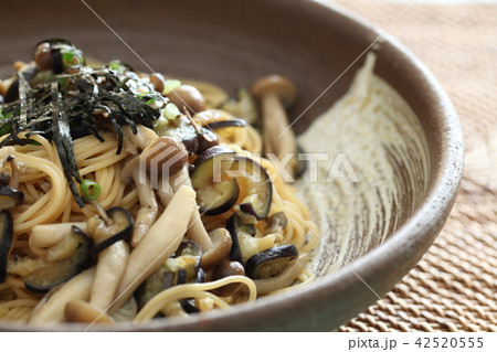 しめじとナスのスパゲッティー 42520555