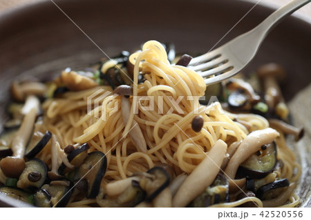 しめじとナスのスパゲッティー 42520556