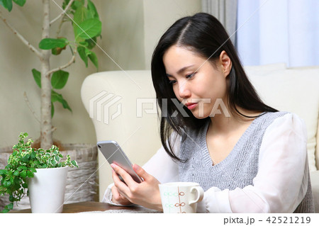 スマホをする女性 42521219