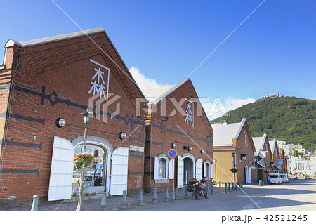 函館　金森赤レンガ倉庫と函館山 42521245
