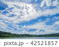 【青森県】池と緑と雲と青空 42521857