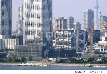 日本の東京都市景観 東京五輪開幕まで2年。五輪選手村などを望む=2018年7月24日撮影 日本の東京都市景観 東京五輪開幕まで2年。五輪選手村などを望む=2018年7月24日撮影 42522518