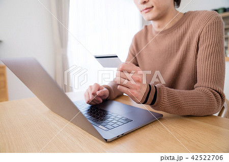 カードを使う男性 カードを使う男性 42522706