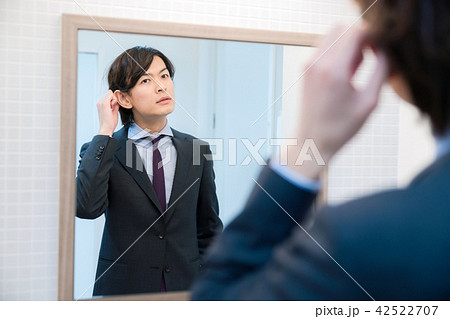 鏡を見る男性 鏡を見る男性 42522707