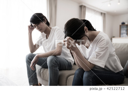 落ち込むカップル 42522712
