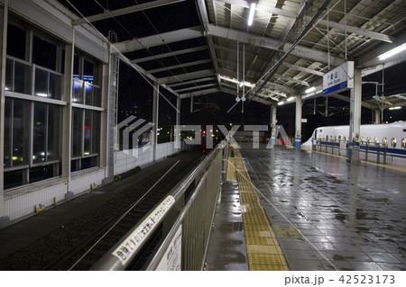 雨の日の夜に運休になった新幹線ホームの写真素材