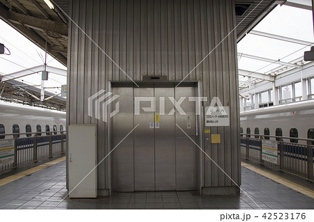 雨の日の新幹線ホームの荷物用エレベーター 42523176