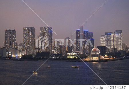 日本の東京都市景観　東京五輪開幕まで２年。五輪選手村などを望む（夜景）＝2018年7月24日撮影 42524187