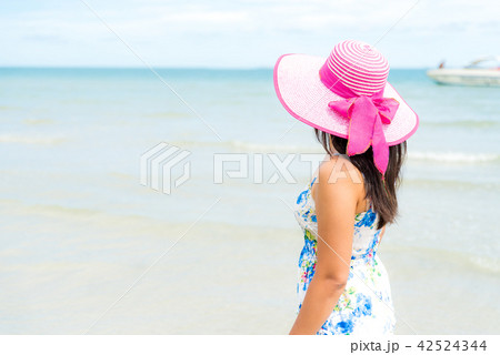 summer holiday and vacation concept. 42524344