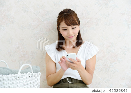 スマホ 女性 スマホ 女性 42526345