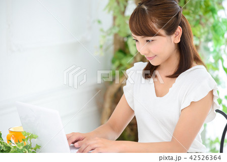 パソコン　女性 42526364
