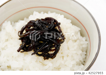 炊き立てご飯と昆布の佃煮 炊き立てご飯と昆布の佃煮 42527955