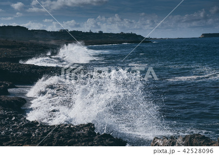 Sea splashing on rocks Sea splashing on rocks 42528096