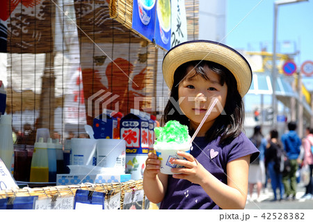 かき氷を持つ女の子 42528382