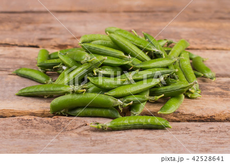 Heap of green peas on wood. 42528641