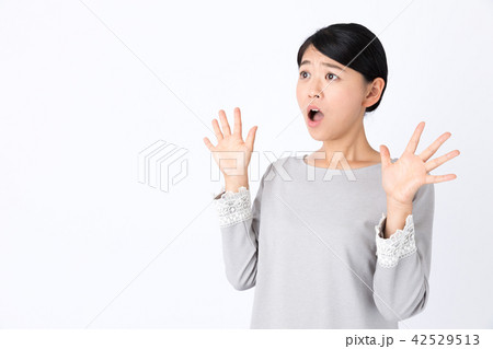 若い女性　白バック 42529513