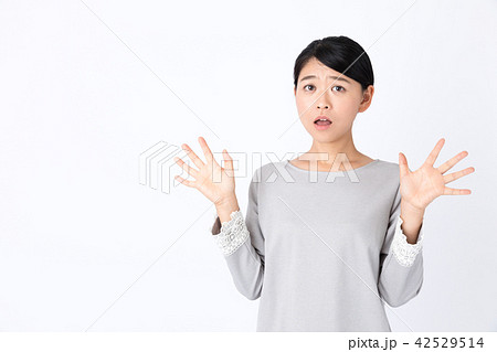 若い女性　白バック 42529514