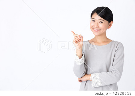 若い女性　白バック 42529515