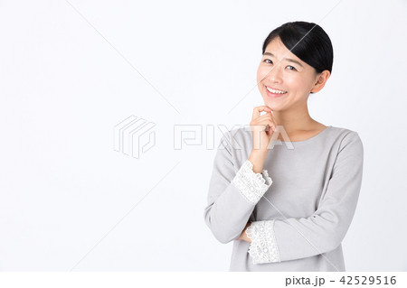 若い女性　白バック 42529516