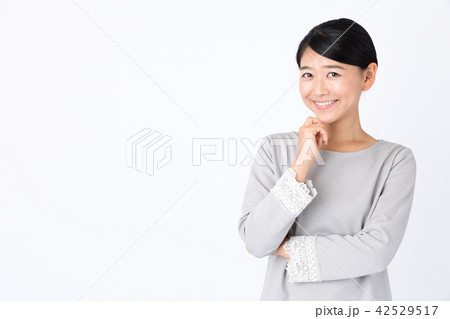 若い女性　白バック 42529517