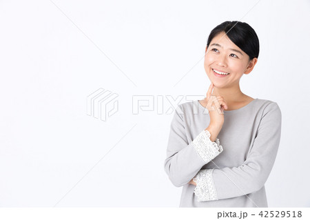 若い女性　白バック 42529518