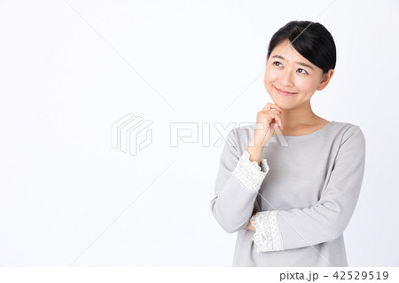 若い女性　白バック 42529519