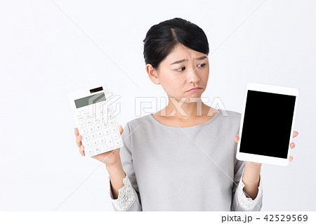 若い女性　白バック 42529569