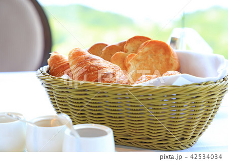 ホテルレストランの朝食のパン 42534034