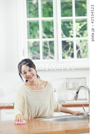 韓国人 女性 キッチン 42534523