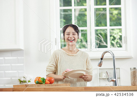 韓国人 女性 20代 42534536