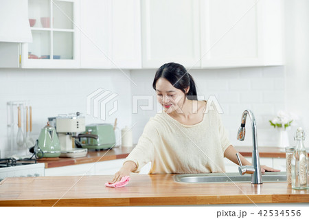 韓国人 女性 キッチン 42534556