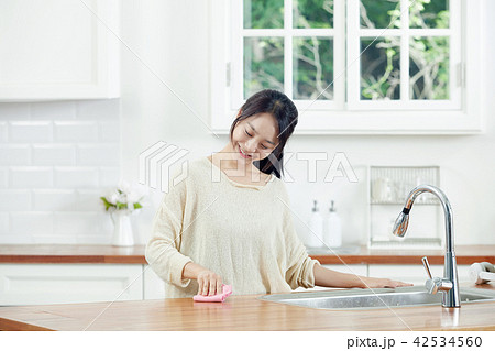 韓国人 女性 20代 42534560